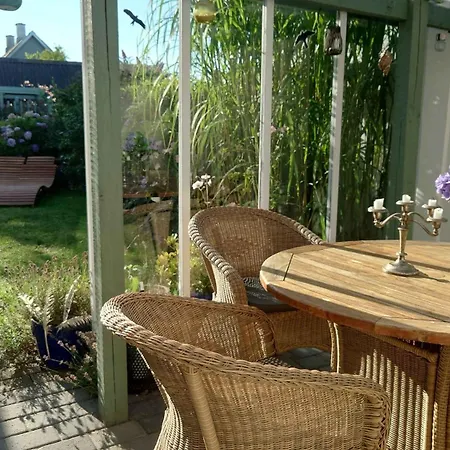Hyggeligt Fiskerhus Taet Pa Havet