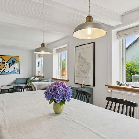 Hyggeligt Fiskerhus Taet Pa Havet