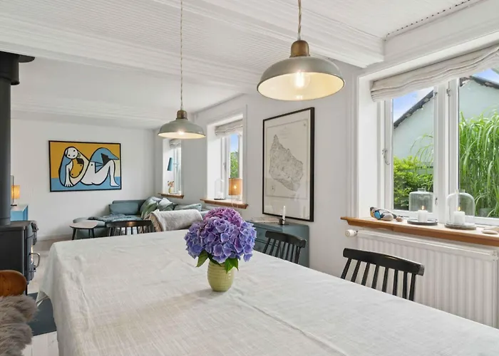 Hyggeligt Fiskerhus Taet Pa Havet